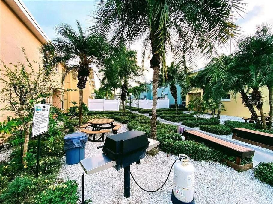 Gulf Coast Gem Private Condo - 2Bed, 1Bath, Sleeps 6, Across The Street From Beach & Gulf, Game Room, Pool 클리어워터 비치 외부 사진